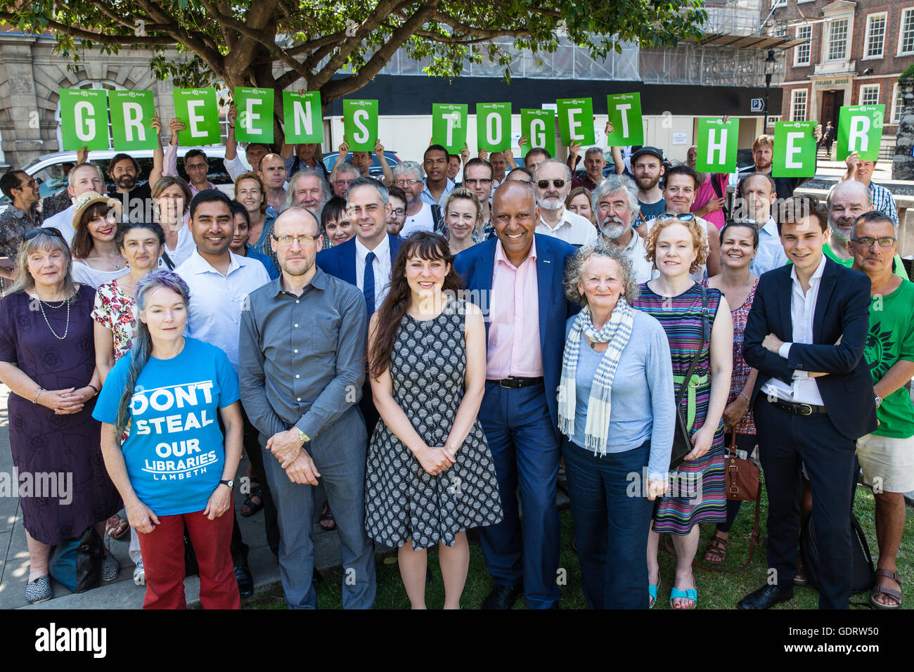 Londres, Royaume-Uni. 20 juillet, 2016. Des membres éminents du Parti Vert y compris Amelia Womack et Shahrar Ali (Leaders adjoints), Jenny Jones (la Baronne Jones de Moulsecoomb) et Jonathan Bartley (le travail et les pensions, porte-parole d'exécution pour co-leader avec Caroline Lucas) accueillir de nouveaux membres pour le Parti Vert à l'extérieur du Parlement. Le Parti Vert a, en réponse à l'UE résultat du référendum et l'augmentation de l'incidence de la xénophobie et les crimes haineux, présente un taux forfaitaire 'International' pour encourager plus de migrants et ressortissants de l'UE à se joindre à la partie. Credit : Mark Kerrison/Alamy Live News Banque D'Images