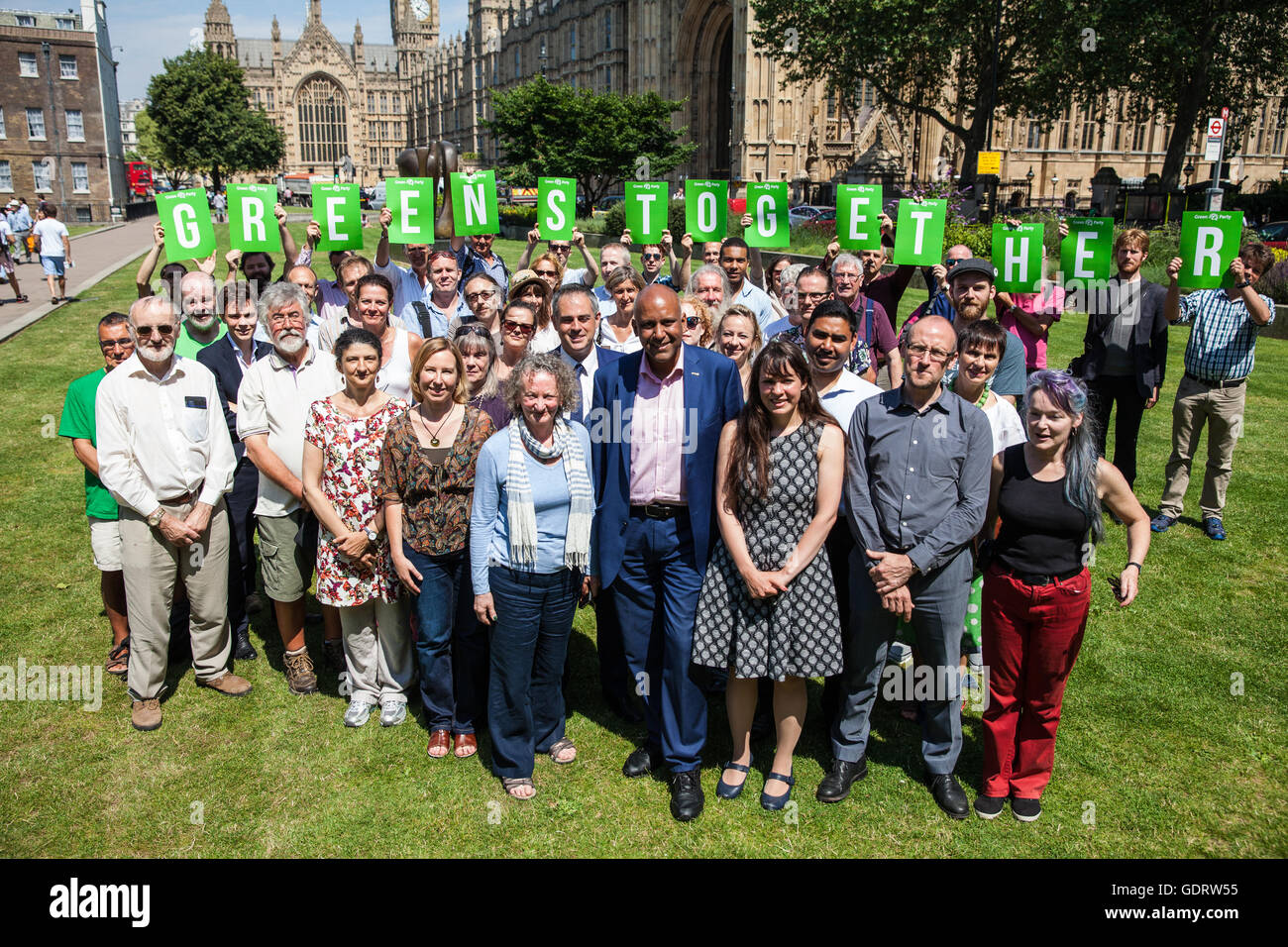 Londres, Royaume-Uni. 20 juillet, 2016. Des membres éminents du Parti Vert y compris Amelia Womack et Shahrar Ali (Leaders adjoints), Jenny Jones (la Baronne Jones de Moulsecoomb) et Jonathan Bartley (le travail et les pensions, porte-parole d'exécution pour co-leader avec Caroline Lucas) accueillir de nouveaux membres pour le Parti Vert à l'extérieur du Parlement. Le Parti Vert a, en réponse à l'UE résultat du référendum et l'augmentation de l'incidence de la xénophobie et les crimes haineux, présente un taux forfaitaire 'International' pour encourager plus de migrants et ressortissants de l'UE à se joindre à la partie. Credit : Mark Kerrison/Alamy Live News Banque D'Images