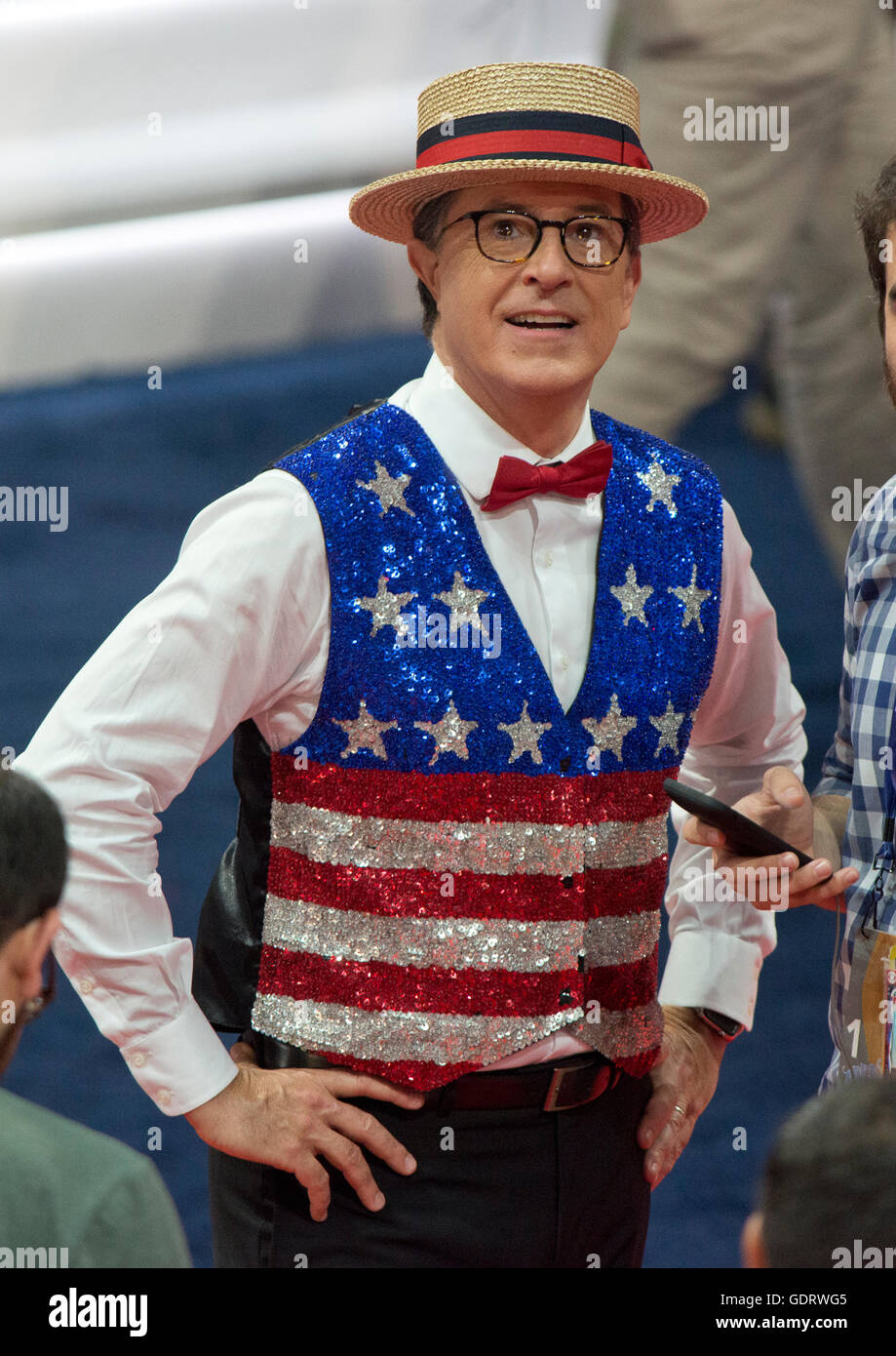 Stephen Colbert, animateur de l'ajournement avec Stephen Colbert sur CBS-TV, les pratiques d'un bit dans un des couloirs de l'étage de la Convention nationale républicaine de 2016 dans la Quicken Loans Arena de Cleveland (Ohio) le dimanche, Juillet 17, 2016. Credit : Ron Sachs / CNP (restriction : NO New York ou le New Jersey Journaux ou journaux dans un rayon de 75 km de la ville de New York) - AUCUN FIL SERVICE - Banque D'Images