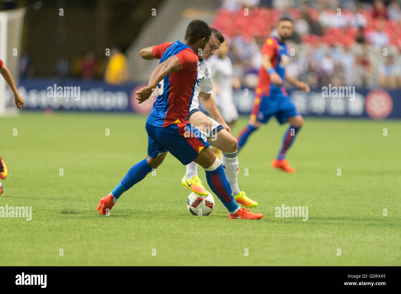 Vancouver, Canada. 19 juillet, 2016. Fraizer Campbell (9) de Crystal Palace et de l'Aird Fraser (8) des Whitecaps de Vancouver bataille pour le bal. Whitecaps de Vancouver contre Crystal Palace, le Stade BC Place. 2-2 final. Credit : Gerry Rousseau/Alamy Live News Banque D'Images