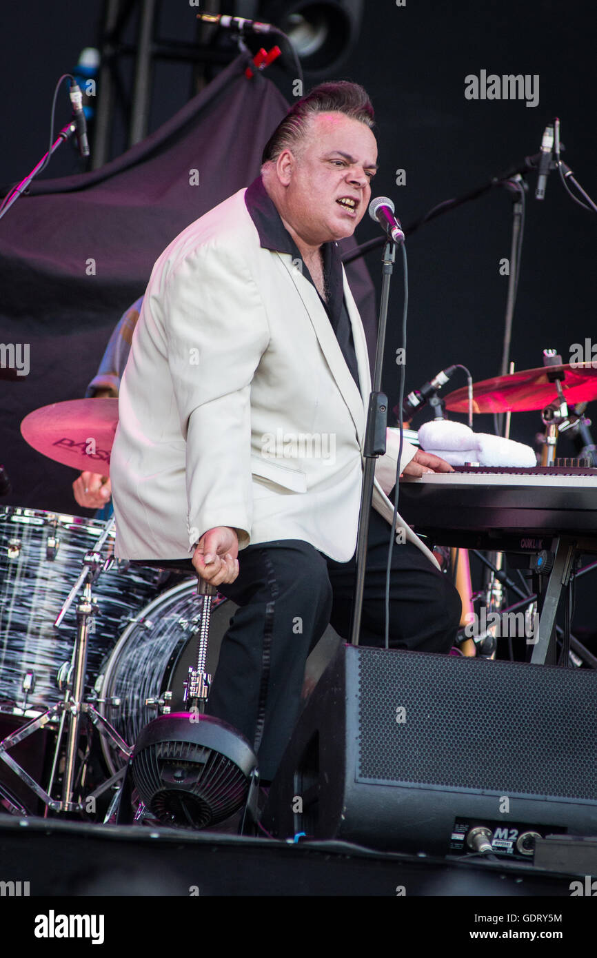 Milan Italie. 20 juillet 2016. Le rythme Français-Anglais chanteur de blues et pianiste et compositeur MIKE SANCHEZ effectue sur scène à l'été au cours de l'arène d'Assago 'Street Musique Art Festival' Banque D'Images