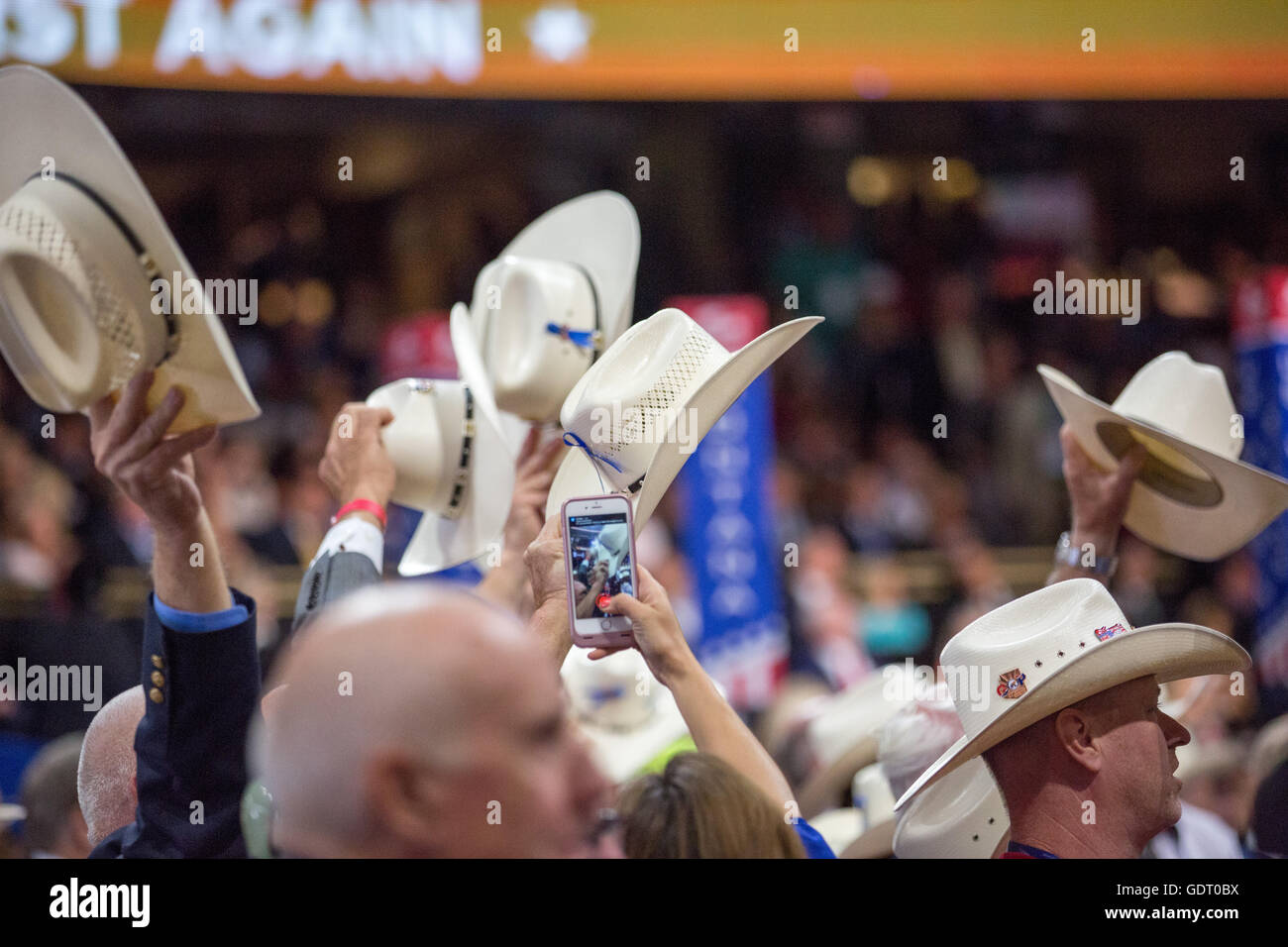 Cleveland, Ohio, USA, le 20 juillet 2016 : les délégués du Texas agitent leurs chapeaux lorsque le sénateur Ted Cruz est introduit, à la Convention Nationale Républicaine. (Philip Scalia/Alamy Live News) Banque D'Images