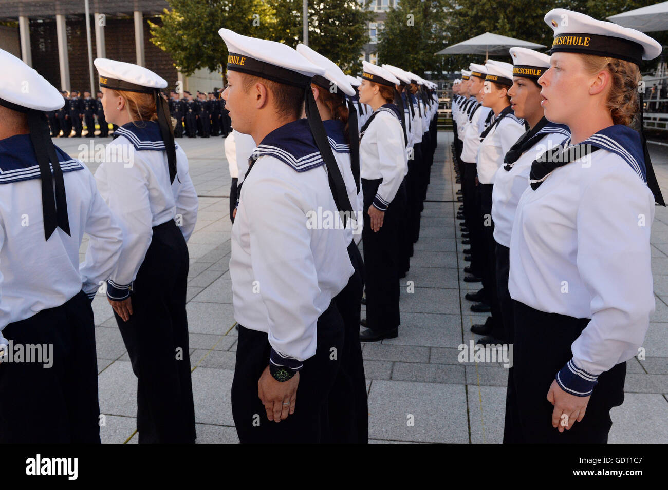 Berlin, Allemagne. 20 juillet, 2016. Les soldats allemands sont assermentés au cours de la cérémonie marquant le 72e anniversaire de l'échec de la tentative d'assassinat contre Adolf Hitler par les combattants de la résistance, à Berlin, Allemagne, 20 juillet 2016. Photo : MAURIZIO GAMBARINI/dpa/Alamy Live News Banque D'Images