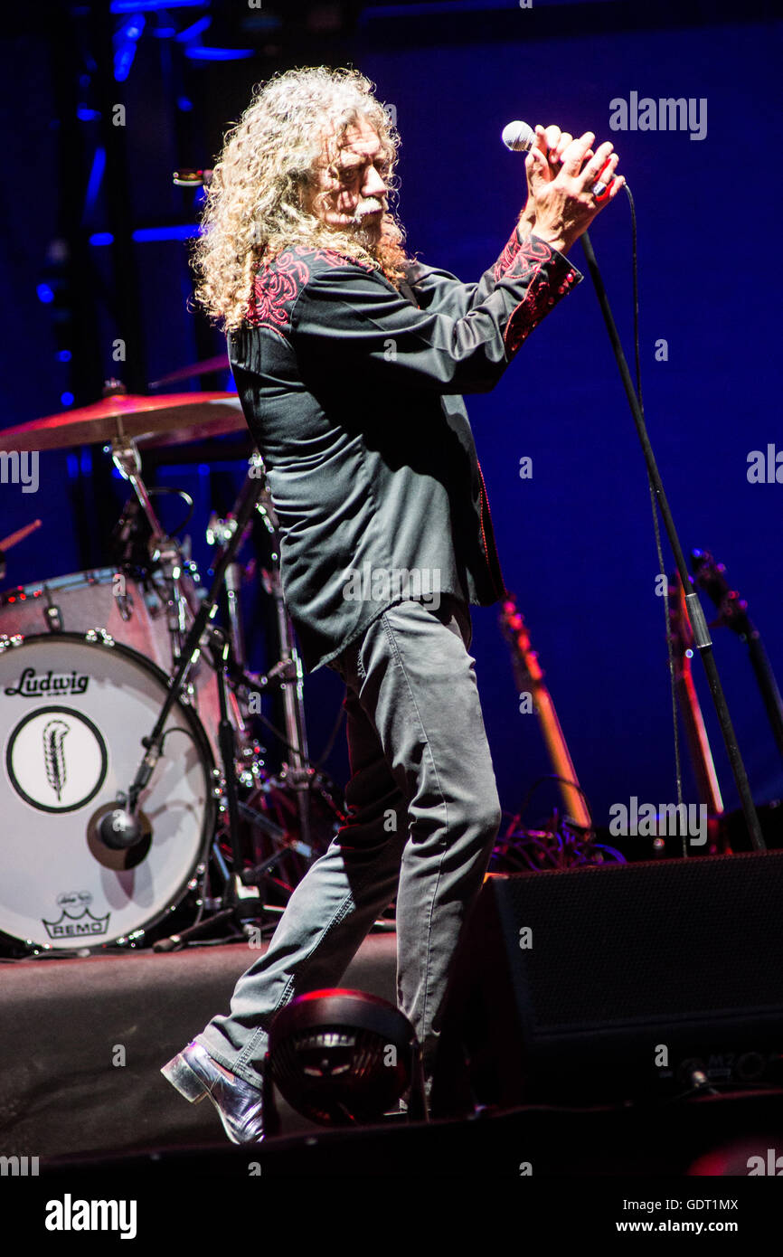 Milan, Italie. 20 juillet, 2016. La chanteuse britannique Robert Plant il se produit sur scène à l'été au cours de l'arène d'Assago 'Street Musique Art Festival' Crédit : Rodolfo Sassano/Alamy Live News Banque D'Images