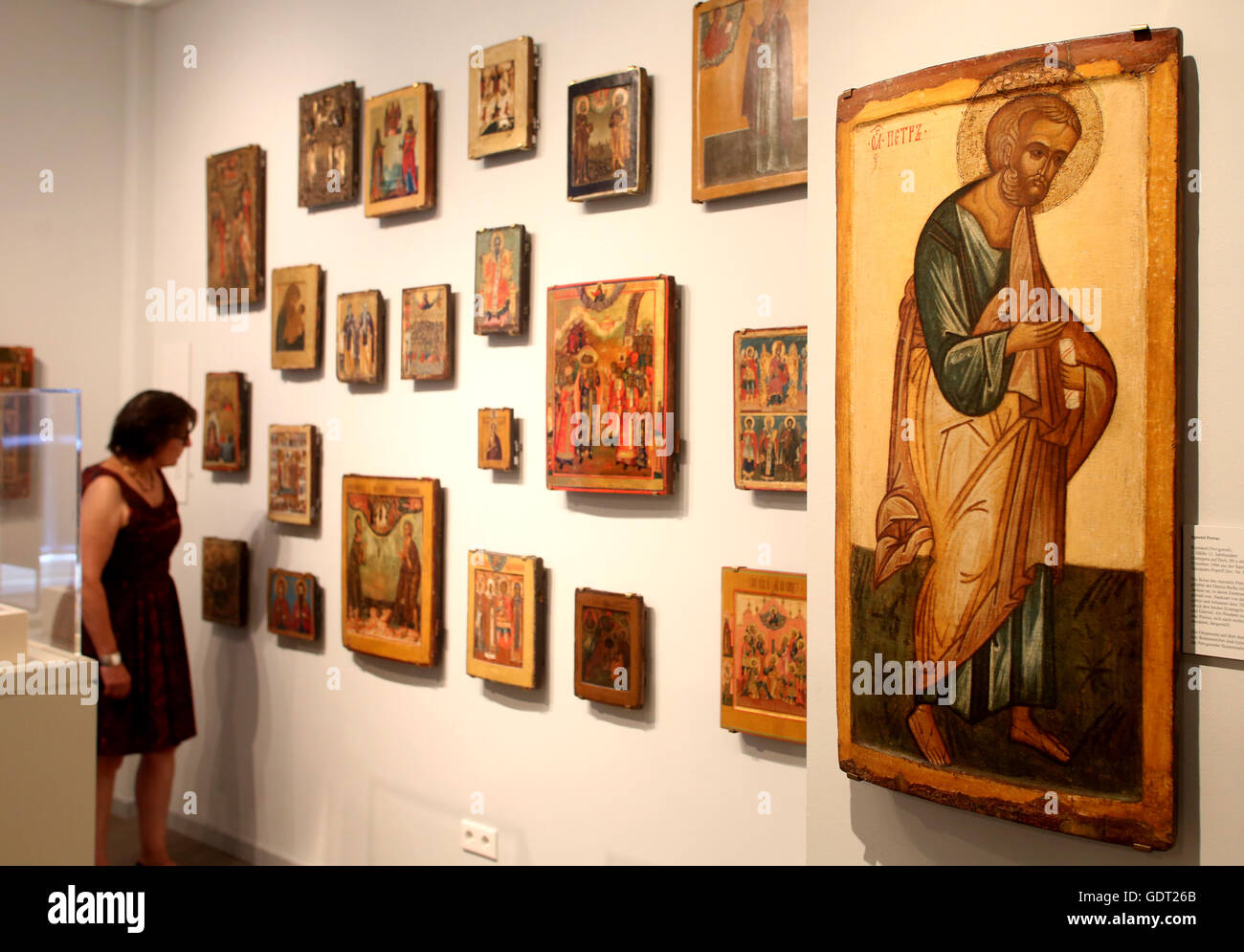 Recklinghausen, Allemagne. 21 juillet, 2016. Un visiteur regarde l'icône 'Apostel Petrus' (lit. L'apôtre Pierre) à partir de la seconde moitié du 15ème siècle à l'icône Museum à Recklinghausen, Allemagne, 21 juillet 2016. Le Musée célèbre son 60e anniversaire cette année. Photo : ROLAND WEIHRAUCH/dpa/Alamy Live News Banque D'Images