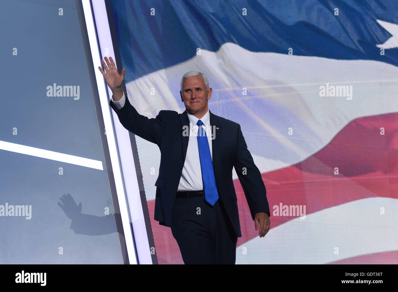 Cleveland, USA. 20 juillet, 2016. Le gouverneur républicain de l'Indiana et vice-candidat Mike Pence se prépare à parler à la Convention nationale du parti républicain à Cleveland, Ohio, États-Unis, le 20 juillet 2016. Gouverneur de l'Indiana Mike Pence a officiellement accepté la nomination à la vice-présidence républicaine le mercredi soir à la Convention nationale républicaine de 2016. © Yin Bogu/Xinhua/Alamy Live News Banque D'Images