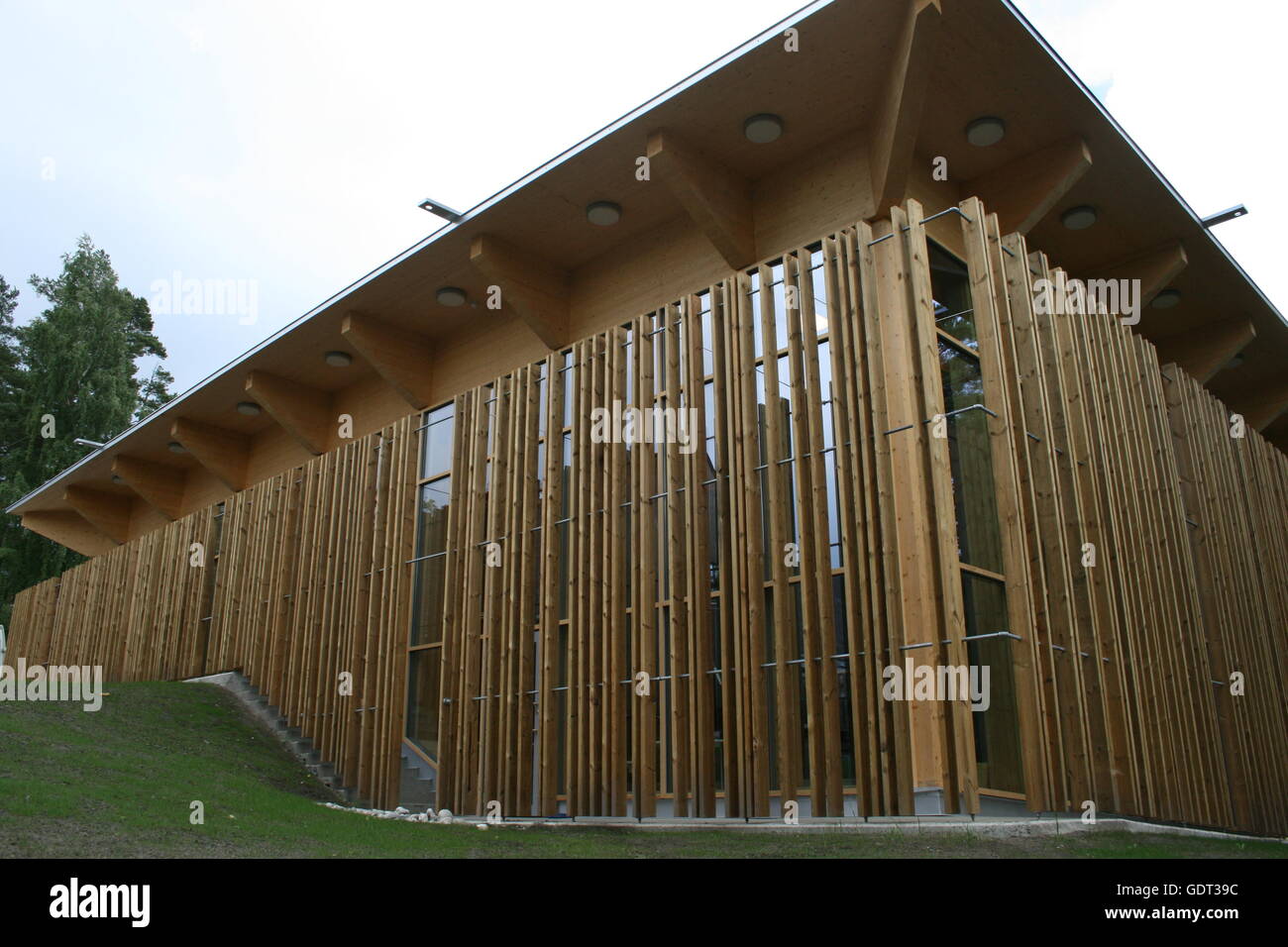 Utoya en Norvège. Le 13 juillet, 2016. Le nouveau centre d'éducation sur l'île d'Utoya, en Norvège, le 13 juillet 2016. Le centre est construit autour de la cafétéria où meurtrier de masse Anders Behring Breivik tué 13 personnes le 22 juillet 2011. PHOTO : JULIA WAESCHENBACH/DPA/Alamy Live News Banque D'Images