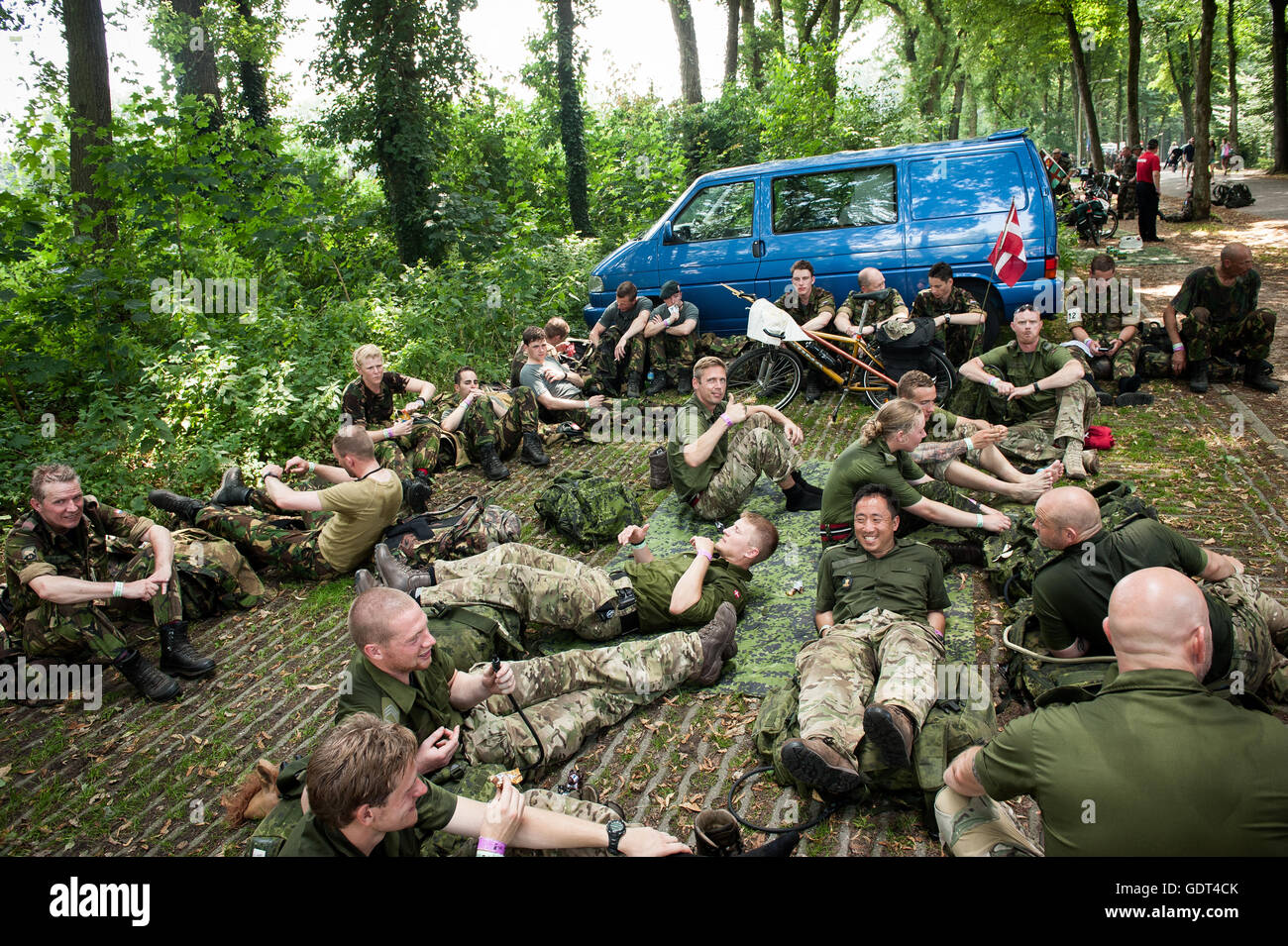 Nimègue, aux Pays-Bas. 21 juillet, 2016. Puisque c'est la plus grande épreuve de marche de plusieurs jours, les quatre jours de marches est considéré comme le premier exemple d'esprit sportif et les liens entre militaires et civils et les femmes de nombreux pays différents.Environ 43 910 coureurs ont commencé le troisième jour de la Marche de Nimègue. La route passe aujourd'hui à travers les collines autour de Groesbeek.Environ 43 910 coureurs ont commencé le troisième jour de la Marche de Nimègue. La route passe jeudi à travers les collines autour de Groesbeek. Credit : Romy Arroyo Fernandez/Alamy Live News Banque D'Images