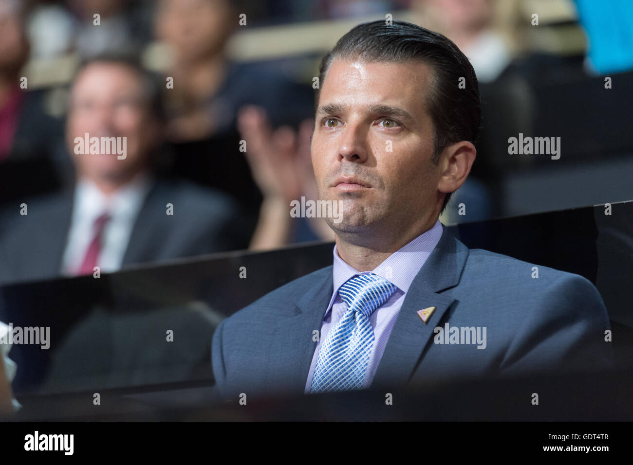 Don Trump, Jr., fils de GOP candidate présidentielle Donald Trump watches le sénateur Ted Cruz parole sur le troisième jour de la Convention nationale républicaine le 20 juillet 2016 à Cleveland, Ohio. Cruz candidat a refusé d'entériner l'atout de Donald. Banque D'Images