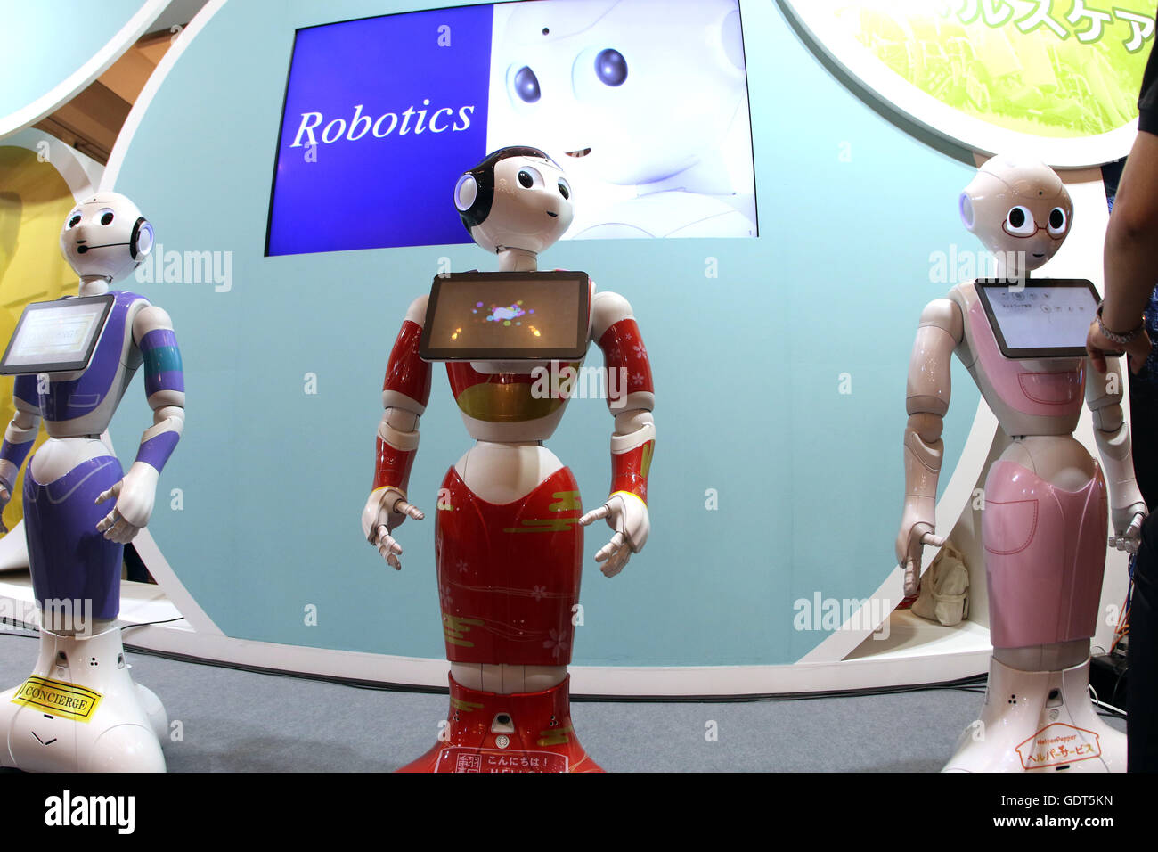 Tokyo, Japon. 21 juillet, 2016. La communication du géant japonais Softbank robot humanoïde poivrons sont affichées pour l'utilisation commerciale à la Softbank convention de deux jours à Tokyo, le monde Softbank Jeudi, 21 juillet, 2016. Chef de Softbank Masayoshi Fils a prononcé un discours lors de l'événement après la société a annoncé d'acquérir des puces ARM britannique la semaine dernière. © Yoshio Tsunoda/AFLO/Alamy Live News Banque D'Images