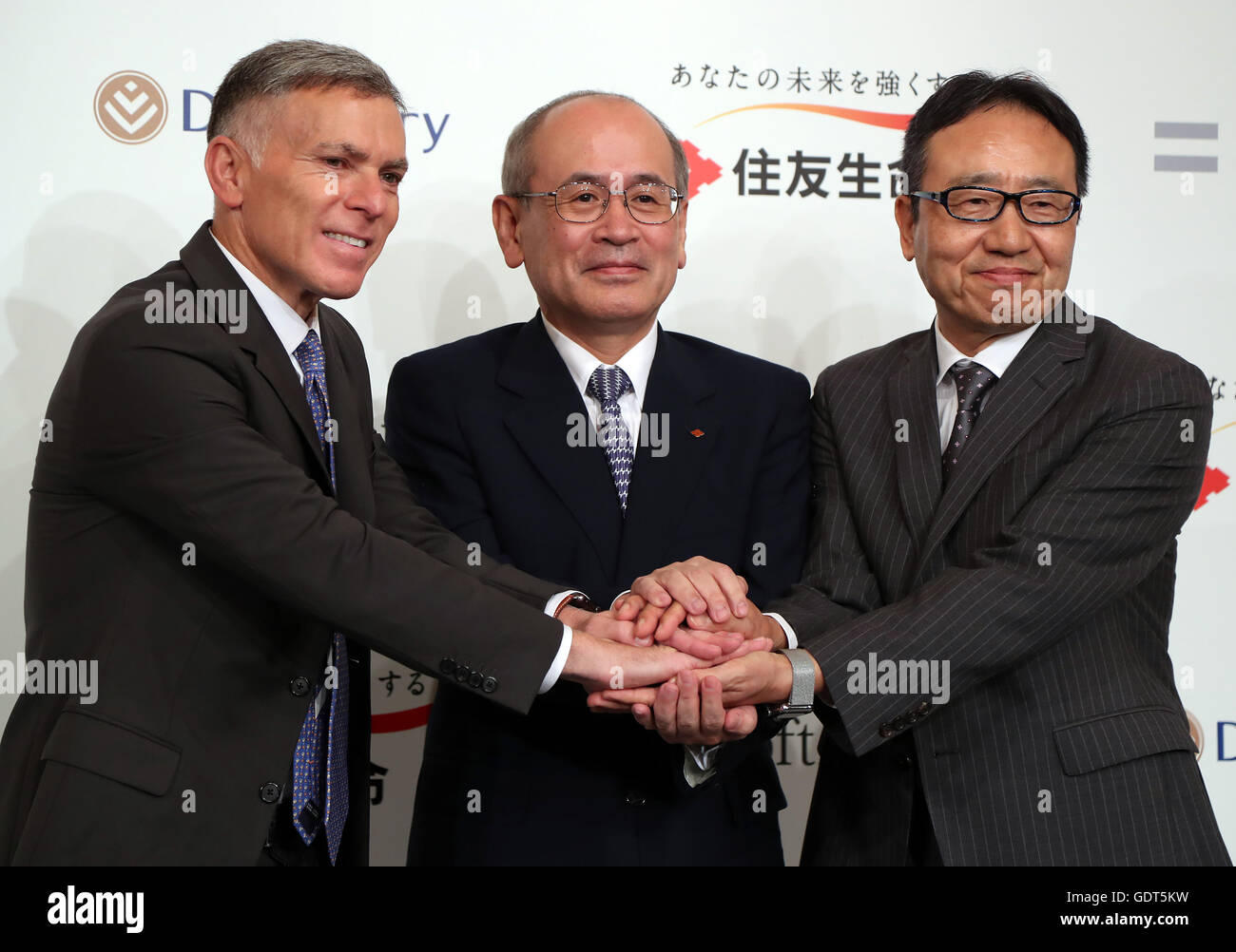 Tokyo, Japon. 21 juillet, 2016. L'assureur du Japon Sumitomo Life Insurance président Masahiro Hashimoto (C), serre la main avec la découverte de l'assureur de l'Afrique du Sud Ltée directeur Adrian Gore (L) et la communication japonaise Softbank géant président Ken Miyauchi (R) a annoncé qu'ils vont développer la Sumitomo nouveau produit d'assurance 'Japon Projet Vitalité' avec deux autres sociétés lors d'une conférence de presse à Tokyo, le jeudi, 21 juillet, 2016. La nouvelle baisse des primes d'assurance-vie n'a plus de gens conscients de l'utilisation saine des dispositifs de soins de santé ou les smartphones avec applications de soins de santé. (Photo de Yoshi Banque D'Images