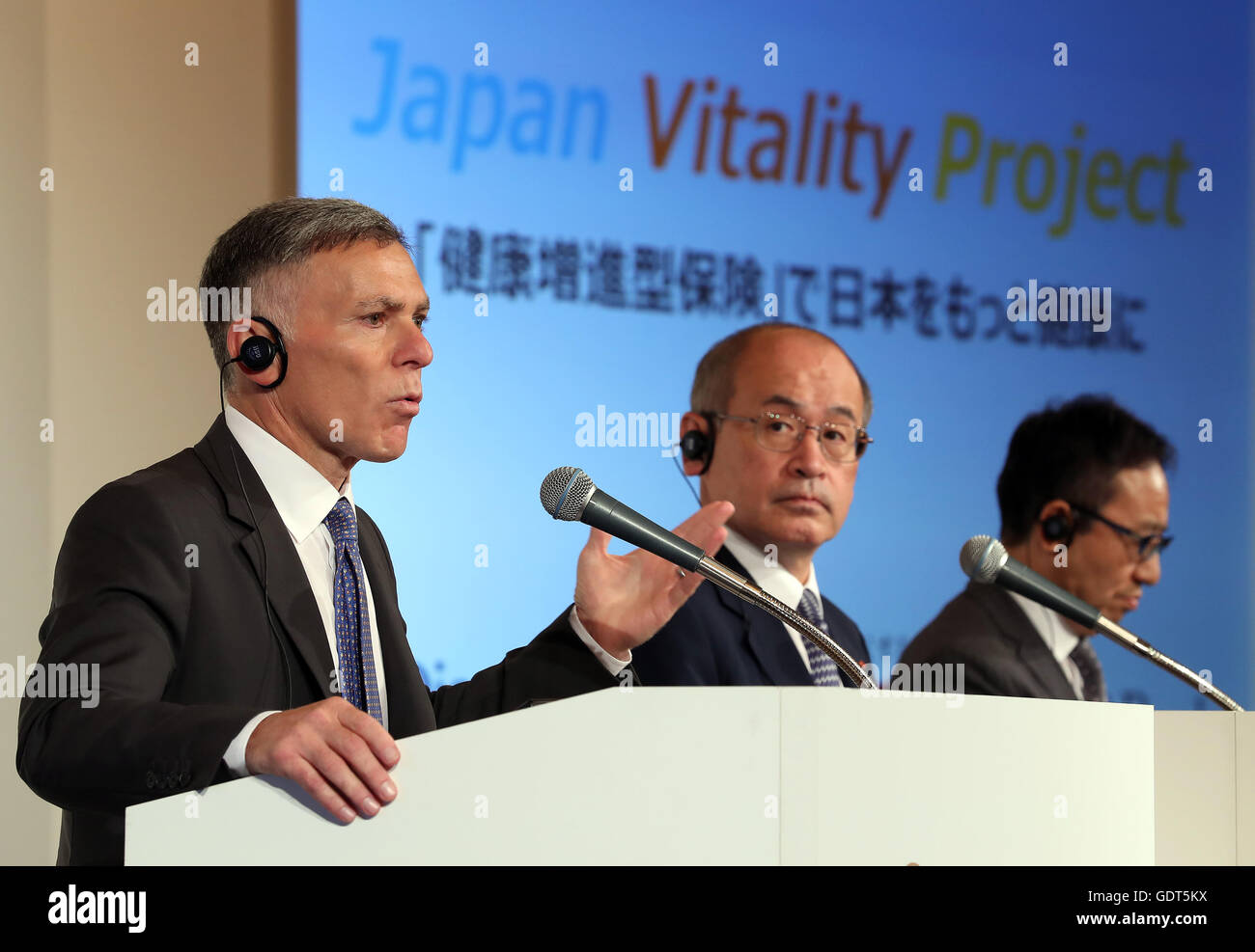 Juillet 21, 2016, Tokyo, Japon - Japan's Assureur Assurance vie Sumitomo président Masahiro Hashimoto (C), accompagnée par l'assureur de l'Afrique du Sud Découverte Ltd. Directeur Adrian Gore (L) et la communication japonaise Softbank géant président Ken Miyauchi (R) annonce de Sumitomo mettra au point le nouveau produit d'assurance 'Japon Projet Vitalité' avec deux autres sociétés lors d'une conférence de presse à Tokyo, le jeudi, 21 juillet, 2016. La nouvelle baisse des primes d'assurance-vie n'a plus de gens conscients de l'utilisation saine des dispositifs de soins de santé ou les smartphones avec applications de soins de santé. (Photo par Yoshio Tsunoda/AFLO) Banque D'Images