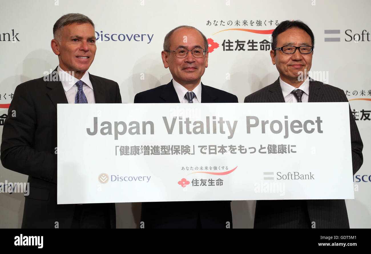 Tokyo, Japon. 21 juillet, 2016. L'assureur du Japon Sumitomo Life Insurance président Masahiro Hashimoto (C) sourires d'Afrique du Sud avec la découverte de l'assureur Ltd. Directeur Adrian Gore (L) et la communication japonaise Softbank géant président Ken Miyauchi (R) a annoncé qu'ils vont développer la Sumitomo nouveau produit d'assurance 'Japon Projet Vitalité' avec deux autres sociétés lors d'une conférence de presse à Tokyo, le jeudi, 21 juillet, 2016. La nouvelle baisse des primes d'assurance-vie n'a plus de gens conscients de l'utilisation saine des dispositifs de soins de santé ou les smartphones avec applications de soins de santé. (Photo par Yoshio Tsun Banque D'Images