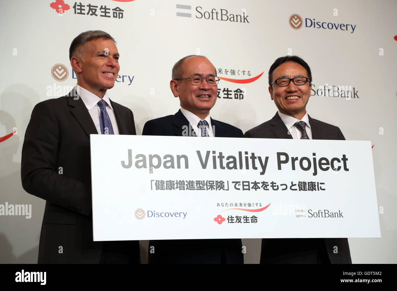 Tokyo, Japon. 21 juillet, 2016. L'assureur du Japon Sumitomo Life Insurance président Masahiro Hashimoto (C) sourires d'Afrique du Sud avec la découverte de l'assureur Ltd. Directeur Adrian Gore (L) et la communication japonaise Softbank géant président Ken Miyauchi (R) a annoncé qu'ils vont développer la Sumitomo nouveau produit d'assurance 'Japon Projet Vitalité' avec deux autres sociétés lors d'une conférence de presse à Tokyo, le jeudi, 21 juillet, 2016. La nouvelle baisse des primes d'assurance-vie n'a plus de gens conscients de l'utilisation saine des dispositifs de soins de santé ou les smartphones avec applications de soins de santé. (Photo par Yoshio Tsun Banque D'Images