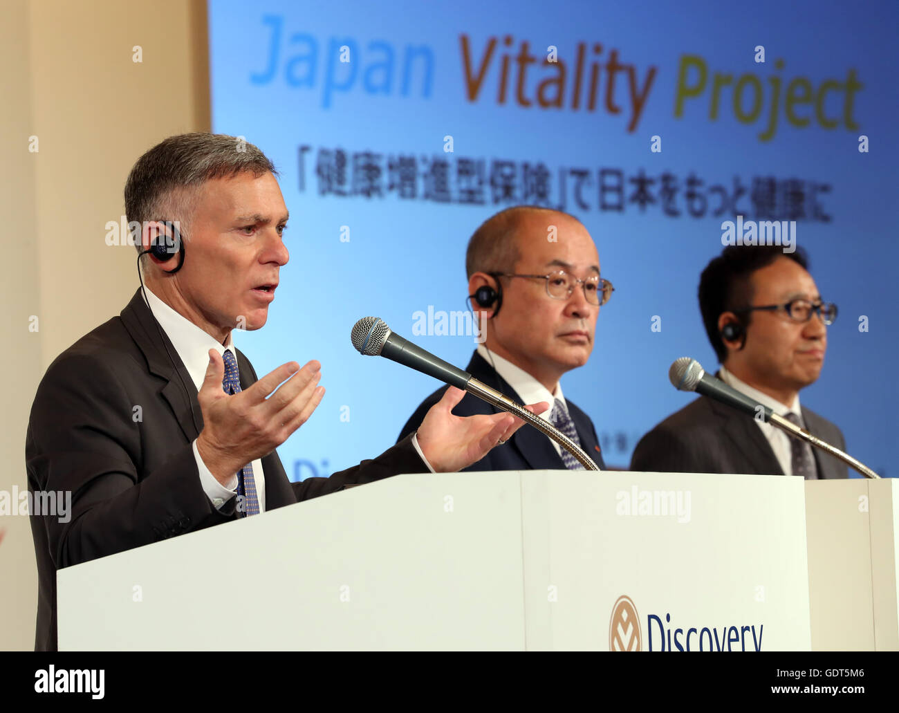 Tokyo, Japon. 21 juillet, 2016. L'assureur du Japon Sumitomo Life Insurance président Masahiro Hashimoto (C), accompagnée par l'assureur de l'Afrique du Sud Découverte Ltd. Directeur Adrian Gore (L) et la communication japonaise Softbank géant président Ken Miyauchi (R) annonce de Sumitomo mettra au point le nouveau produit d'assurance 'Japon Projet Vitalité' avec deux autres sociétés lors d'une conférence de presse à Tokyo, le jeudi, 21 juillet, 2016. La nouvelle baisse des primes d'assurance-vie n'a plus de gens conscients de l'utilisation saine des dispositifs de soins de santé ou les smartphones avec applications de soins de santé. (Photo par Yoshio Tsunoda/A Banque D'Images