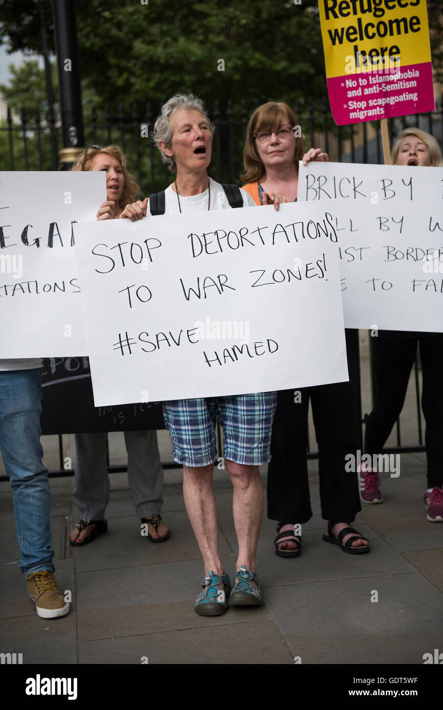 Protestation d'urgence - 'Stop à la déportations vers les zones de guerre", organisée au nom de Hamed par Help4Enfants Réfugiés. Les manifestants se sont réunis à l'extérieur de la Downing Street pour exiger du gouvernement de cesser d'expulser les réfugiés de pays touchés par la guerre. Les manifestants tiennent des pancartes dédié à un jeune récemment expulsé, 21 ans, homme afghan Hamed. La lecture de l'affiche : 'Stop les déportations vers des zones de guerre ! # Sauver Hamed'. Credit : ZEN - Zaneta Razaite / Alamy Live News Banque D'Images