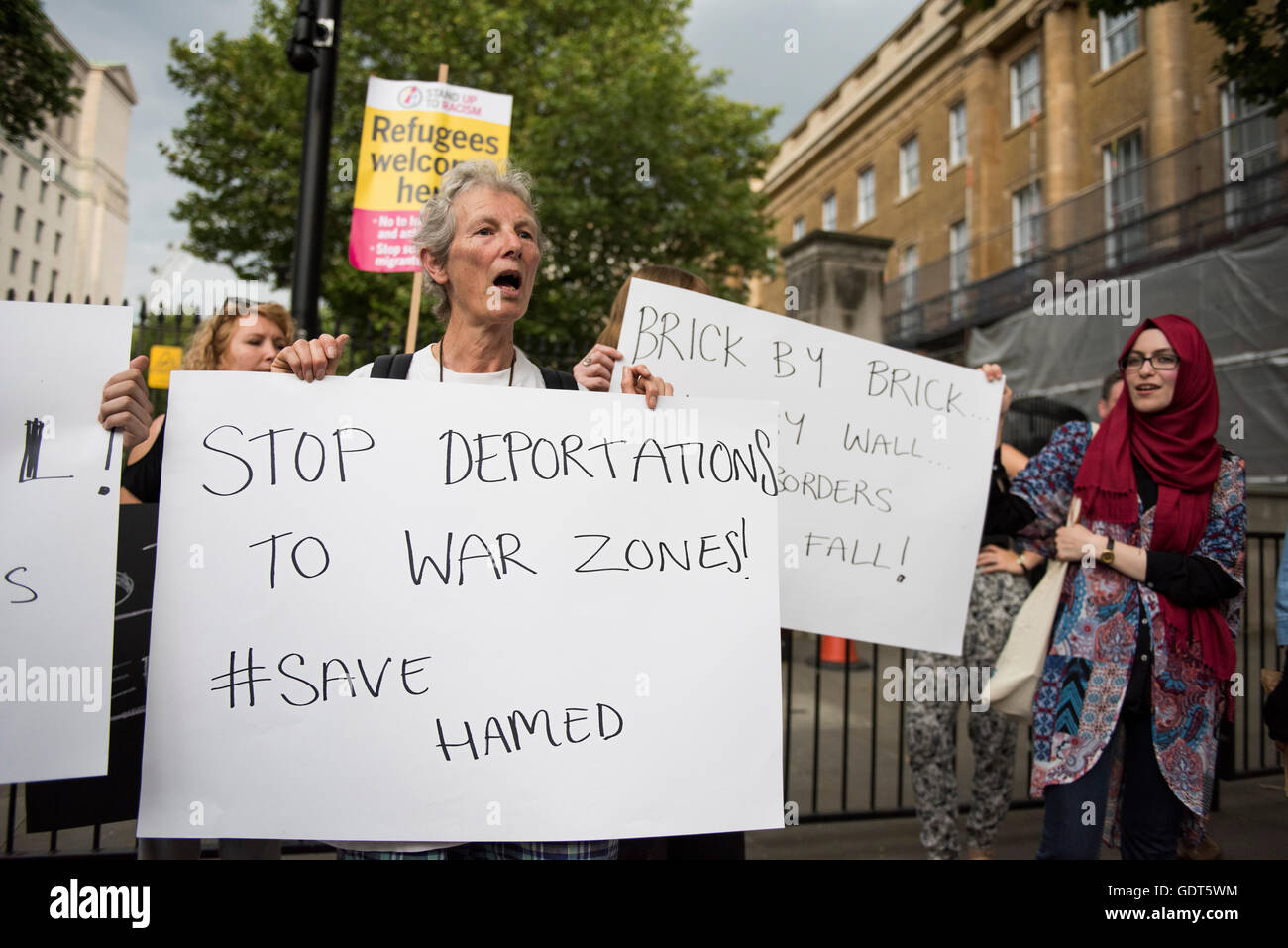 Protestation d'urgence - 'Stop à la déportations vers les zones de guerre" a été organisée au nom de Hamed par Help4Enfants Réfugiés. Les manifestants se sont réunis à l'extérieur de la Downing Street pour exiger du gouvernement de cesser d'expulser les réfugiés de pays touchés par la guerre. Les manifestants tiennent des pancartes dédié à un jeune récemment expulsé, 21 ans, homme afghan Hamed. La lecture de l'affiche : 'Stop les déportations vers des zones de guerre ! # Sauver Hamed'. Credit : ZEN - Zaneta Razaite / Alamy Live News Banque D'Images