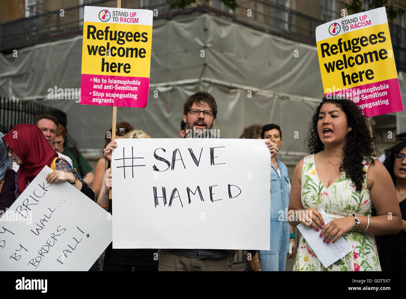 Londres, Royaume-Uni. 21 juillet 2016. Manifestant est holding a placard dédié aux jeunes récemment expulsé, 21 ans, homme afghan Hamed : # Sauver Hamed protestation d'urgence - les déportations vers les zones de guerre" a été organisée au nom de Hamed par Help4Enfants Réfugiés. Les manifestants se sont réunis à l'extérieur de la Downing Street pour exiger du gouvernement de cesser d'expulser les réfugiés de pays touchés par la guerre. Credit : ZEN - Zaneta Razaite / Alamy Live News Banque D'Images