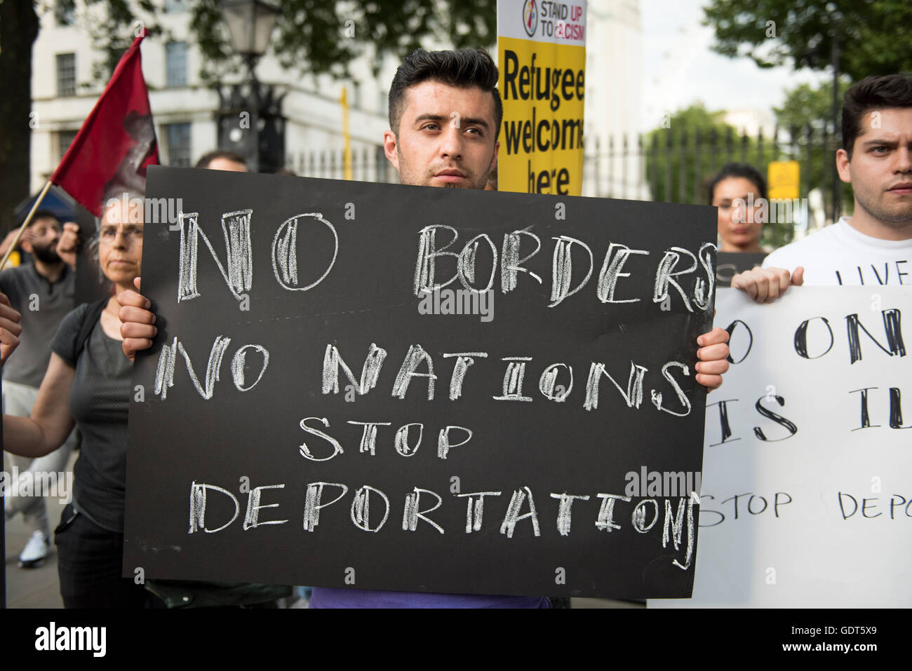 Londres, Royaume-Uni. 21 juillet 2016. Manifestant est holding a placard lecture : 'pas de frontières, pas de nations, des démonstrations d'arrêt'. Protestation d'urgence - 'Stop à la déportations vers les zones de guerre", organisée par Help4Enfants Réfugiés. Les manifestants se sont réunis à l'extérieur de la Downing Street pour exiger du gouvernement de cesser d'expulser les réfugiés de pays touchés par la guerre. Credit : ZEN - Zaneta Razaite / Alamy Live News Banque D'Images