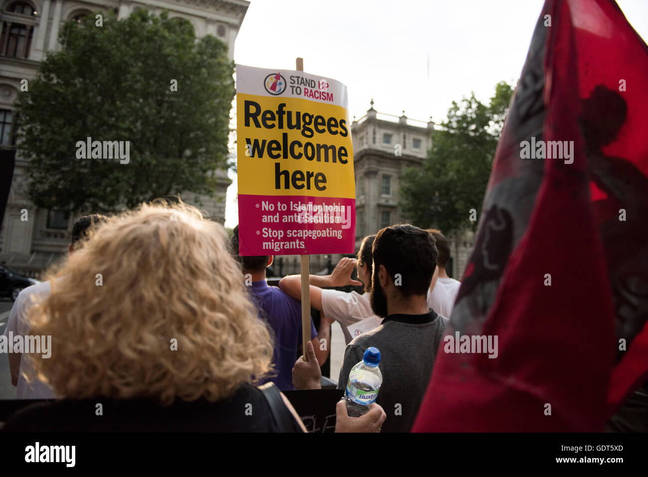 Londres, Royaume-Uni. 21 juillet 2016. Protestation d'urgence - 'Stop à la déportations vers les zones de guerre", organisée par Help4Enfants Réfugiés. Les manifestants se sont réunis à l'extérieur de la Downing Street pour exiger du gouvernement de cesser d'expulser les réfugiés de pays touchés par la guerre. Manifestant est holding a placard lecture : 'réfugiés' bienvenue ici. Credit : ZEN - Zaneta Razaite / Alamy Live News Banque D'Images