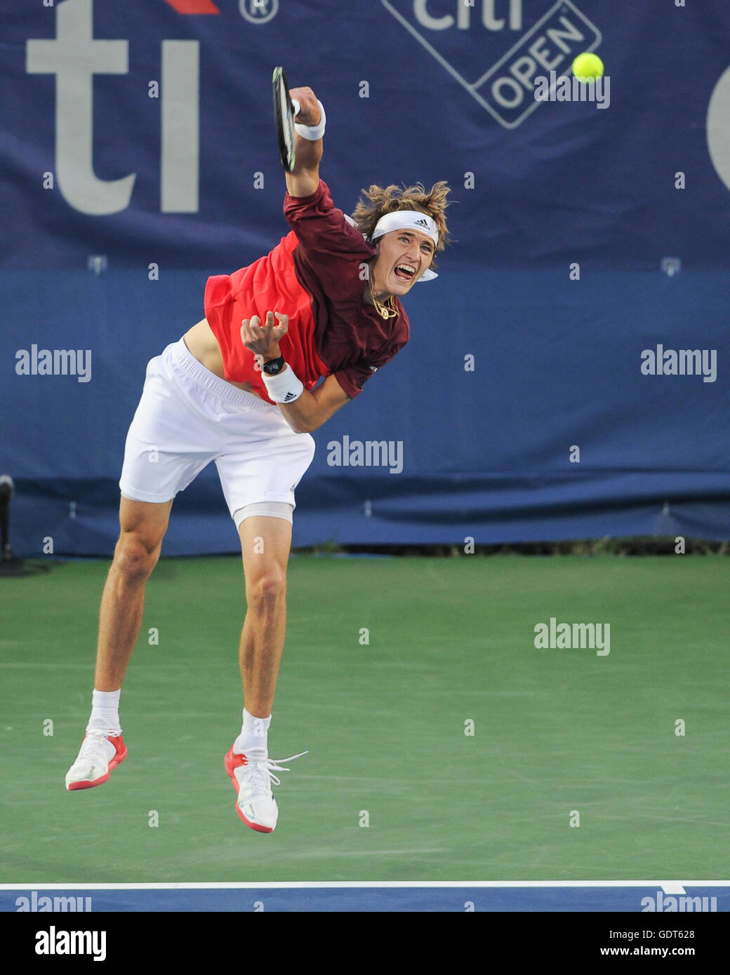 Washington, D.C., USA. 20 juillet, 2016. ALEXANDER ZVEREV hits a servir à la Rock Creek Centre de tennis. © Kyle Gustafson/ZUMA/Alamy Fil Live News Banque D'Images