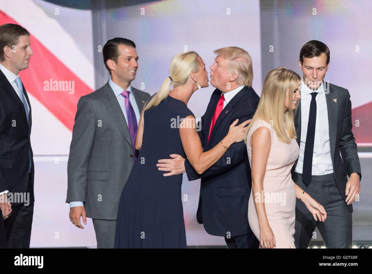 Cleveland, Ohio, USA. 21 juillet, 2016. GOP candidate présidentielle Donald Trump embrasse sa belle-fille Vanessa Trump comme fils Don et Eric regardez sur après avoir accepté la partie de la désignation du président le dernier jour de la Convention nationale républicaine le 21 juillet 2016 à Cleveland, Ohio. Credit : Planetpix/Alamy Live News Banque D'Images