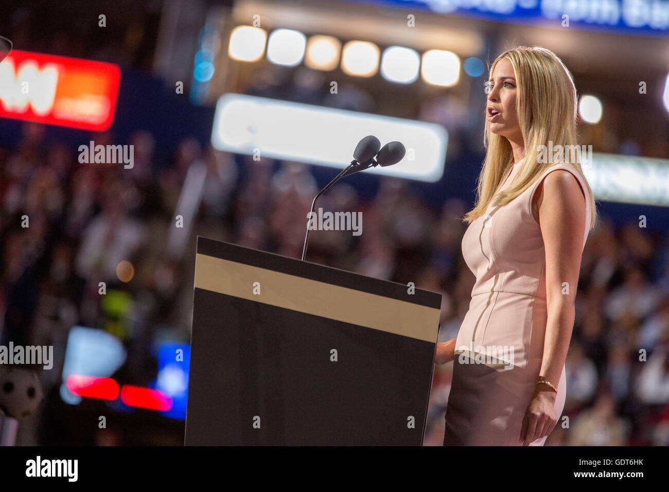 Cleveland, Ohio, USA ; Juillet 21, 2016 : Ivanka Trump présente son père Donald sur la dernière nuit de la Convention Nationale Républicaine. (Philip Scalia/Alamy Live News) Banque D'Images