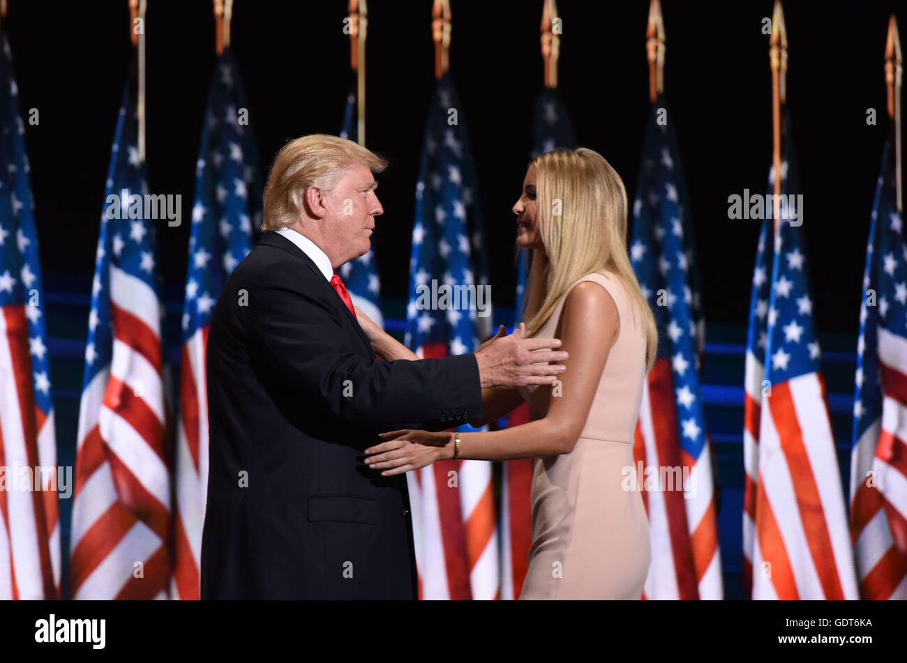 Cleveland, USA. 21 juillet, 2016. Donald Trump (L) et de sa fille Ivanka Trump prendre la scène le dernier jour de la Convention nationale républicaine à Cleveland, Ohio, aux États-Unis, le 21 juillet 2016. Donald Trump, milliardaire de New York a officiellement accepté la candidature présidentielle du Parti républicain américain jeudi soir le dernier jour de la Convention Nationale Républicaine. Credit : Yin Bogu/Xinhua/Alamy Live News Banque D'Images