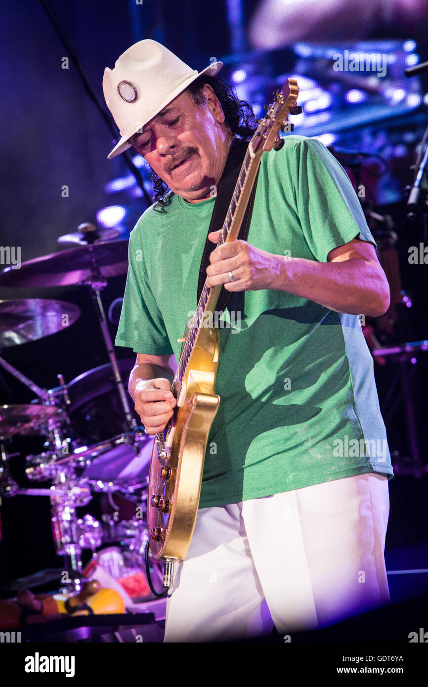 Milan Italie. 21 juillet 2016. Le Mexican/guitariste Carlos Santana réalise en direct sur scène à l'été au cours de l'arène d'Assago 'Street Musique Art Festival' Crédit : Rodolfo Sassano/Alamy Live News Banque D'Images