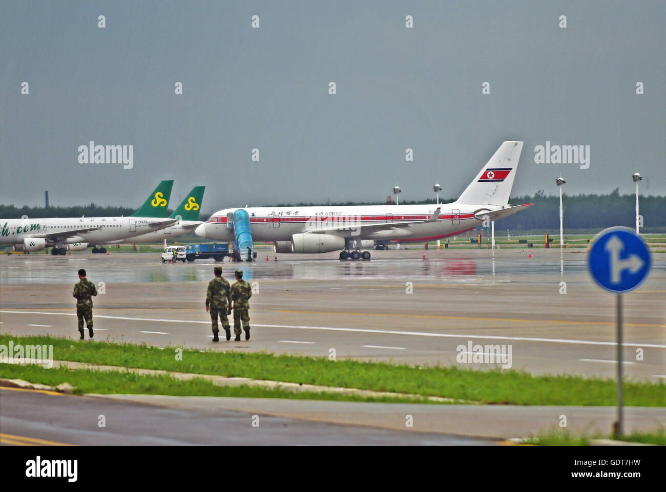 (160722) -- SHENYANG, 22 juillet 2016 (Xinhua) -- Photo prise le 22 juillet 2016 montre un avion de passagers Air Koryo (R) qui a fait un atterrissage forcé à l'Aéroport International Taoxian de Shenyang, capitale de la province du Liaoning en Chine du nord-est. L'avion du passager d'Air Koryo, le transporteur national de la République populaire démocratique de Corée (RPDC), a été forcé d'atterrir à Shenyang vendredi. La JS151 vol, qui est en route de Pyongyang à Pékin, a fait l'atterrissage en toute sécurité à l'aéroport à 8 h 50 personne à bord a été blessé, selon les autorités de l'aéroport. La fumée a été vu dans une compartm Banque D'Images