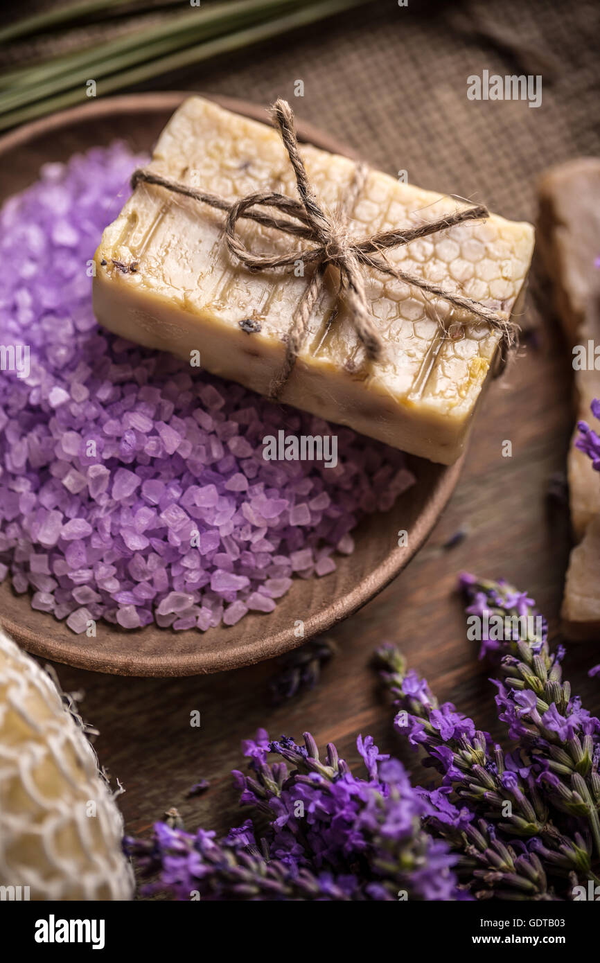 Bar de savon naturel et le sel de bain Lavande Banque D'Images