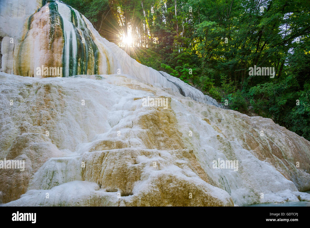 Fosso Bianco près de San Filippo, blanc cascade calcifiée dans les bois avec eau thermale turquoise Banque D'Images