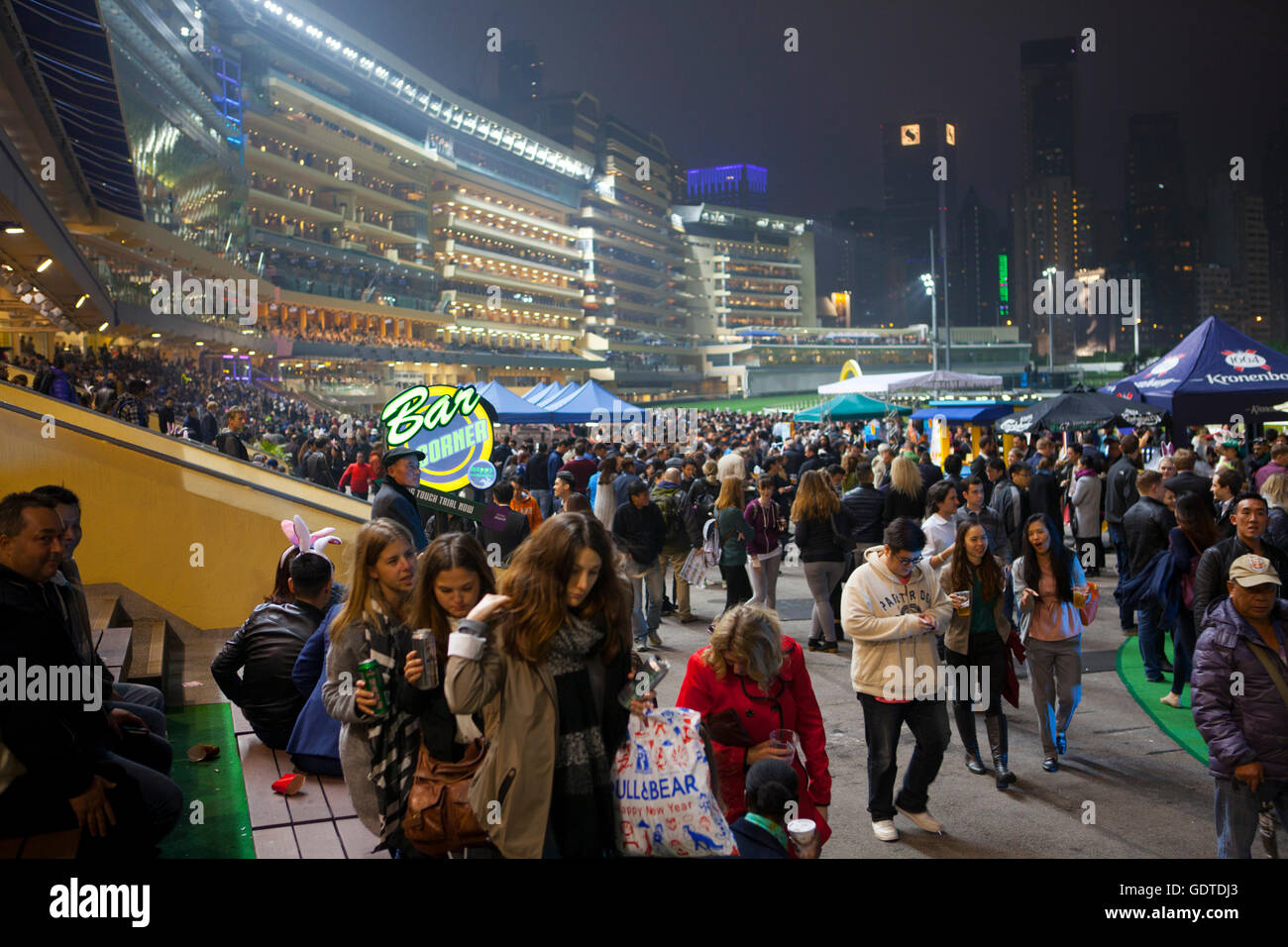 Les gens regardent les courses de chevaux au Jockey Club de Hong Kong et hippodrome Happy Valley à Hong Kong. Banque D'Images