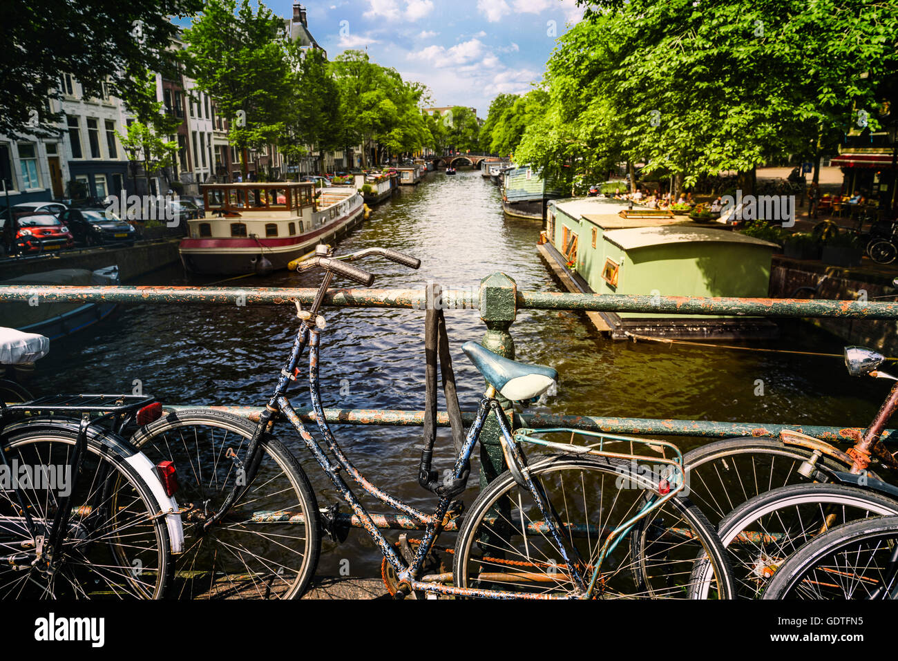 Des vélos sur le pont à Amsterdam Pays-Bas Banque D'Images