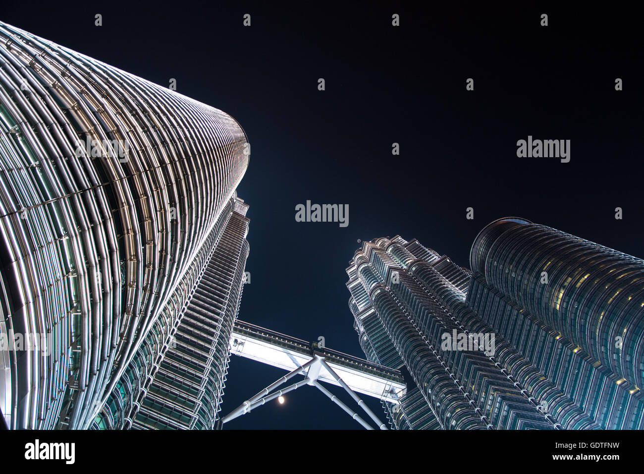 Directement au-dessous tourné de Petronas Towers Against Clear Sky par nuit Banque D'Images