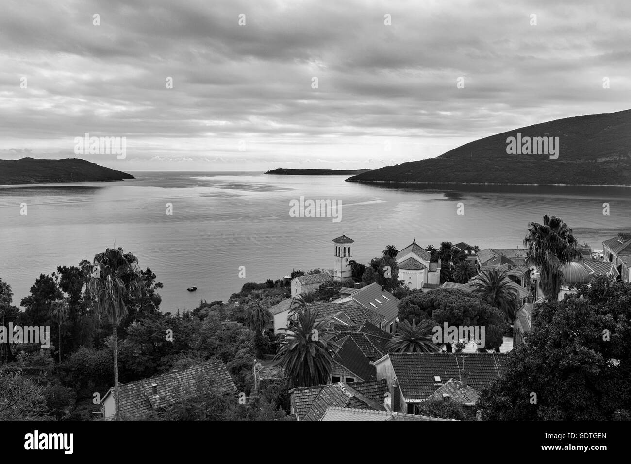 Vue sur la vieille ville de Kotor et de la forteresse de Kanli Kula (Tour- sanglante), Herceg Novi, Monténégro. Version noir et blanc Banque D'Images