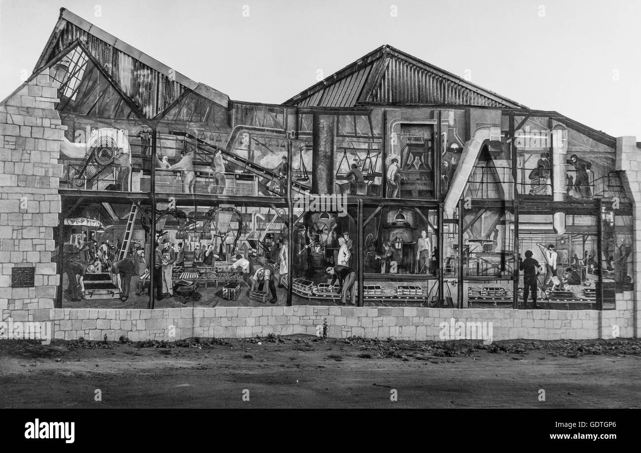 Smith & Wellstood murale Fonderie Seravezza Ecosse 1970 . Peinture de Paul crasse la scène montre la vue comme si le mur avait été enlevé. Bronica appareil moyen format film Ilford FP4 Banque D'Images