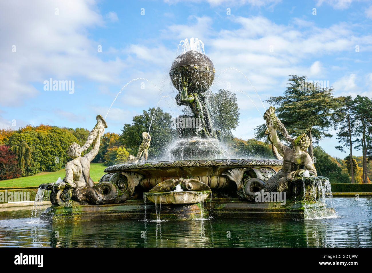 Castle Howard jardins pittoresques. Magnifique jardin. Couleurs d'automne sont un délice. Or Jaune Vert Rose. Fontaine animée Banque D'Images