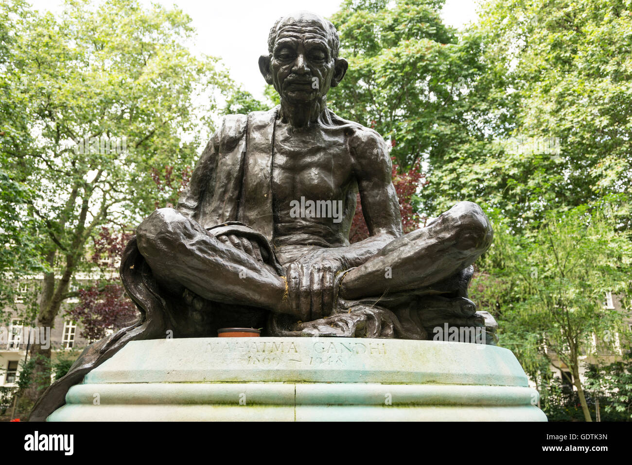La sculpture de bronze brillant Fredda de Mahatma Gandhi à Tavistock Gardens, Tavistock Square, London, England, UK Banque D'Images