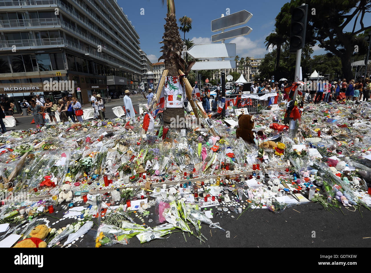 Belle hommage pour mille pour les victimes de l'attentat du 14 juillet, laissant tomber des fleurs, des mots, et les peluches sur la Promenade des anglai Banque D'Images