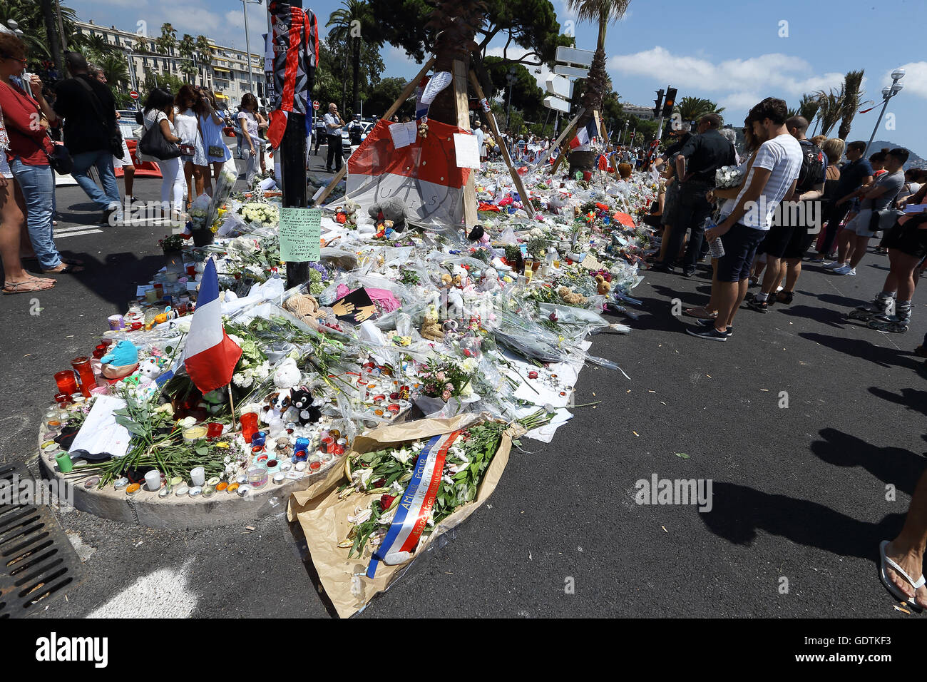 Belle hommage pour mille pour les victimes de l'attentat du 14 juillet, laissant tomber des fleurs, des mots, et les peluches sur la Promenade des anglai Banque D'Images