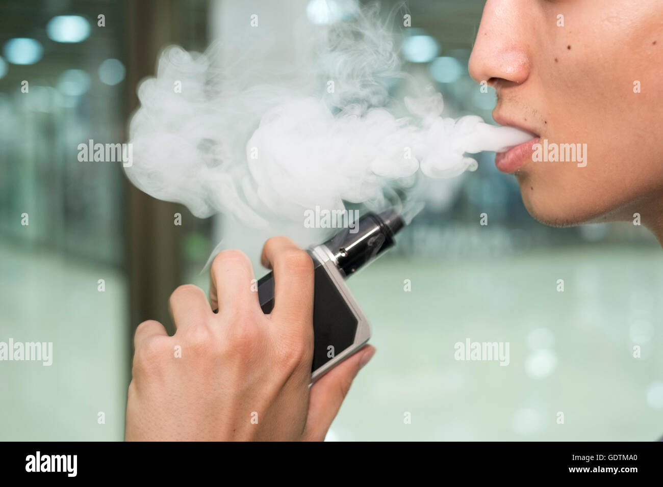 Cigarette électronique Banque de photographies et d’images à haute — free download