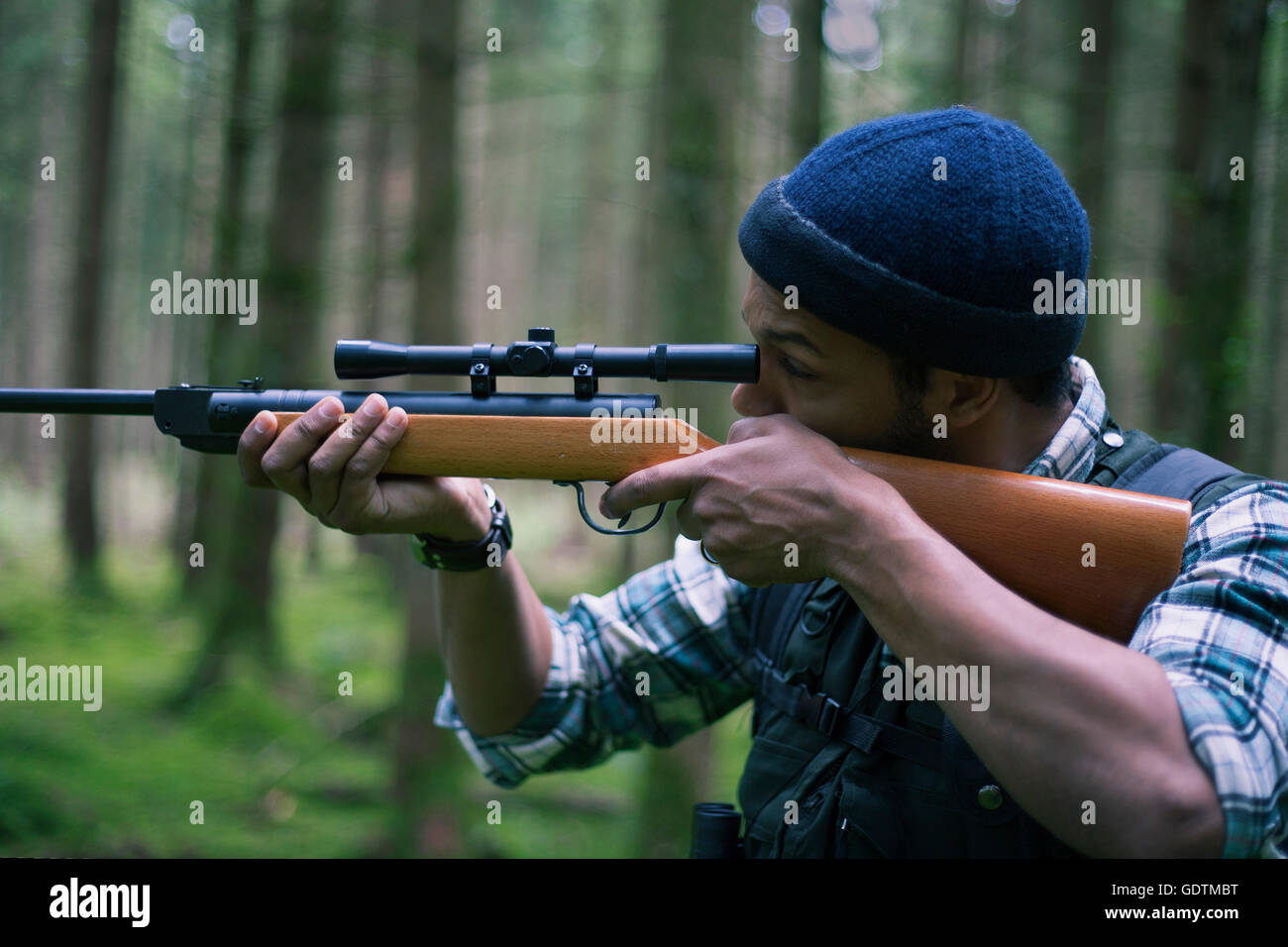 L'Interracial hunter dans la forêt Banque D'Images