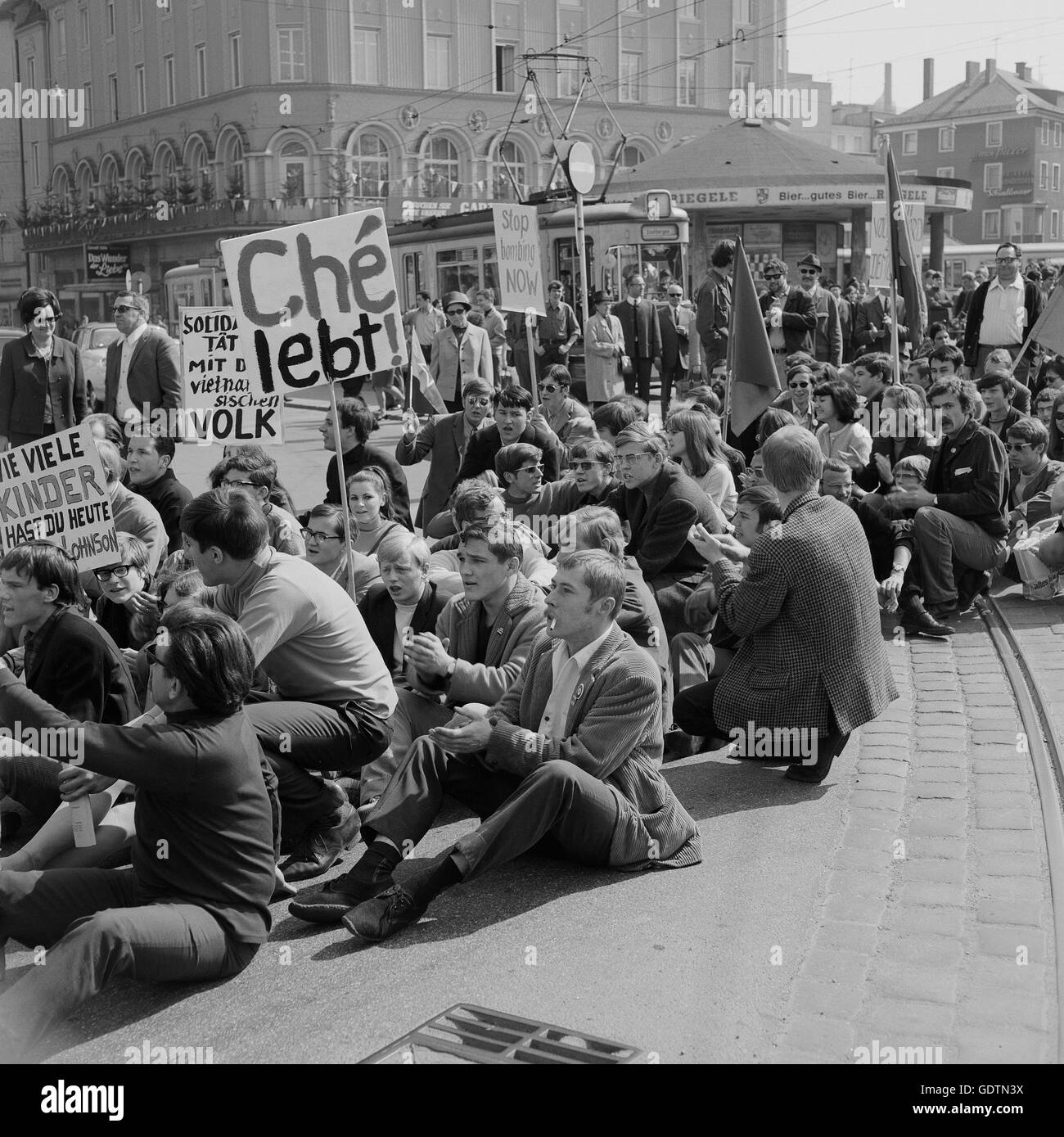 Protestation contre la guerre du Vietnam à Augsbourg, 1966 Banque D'Images