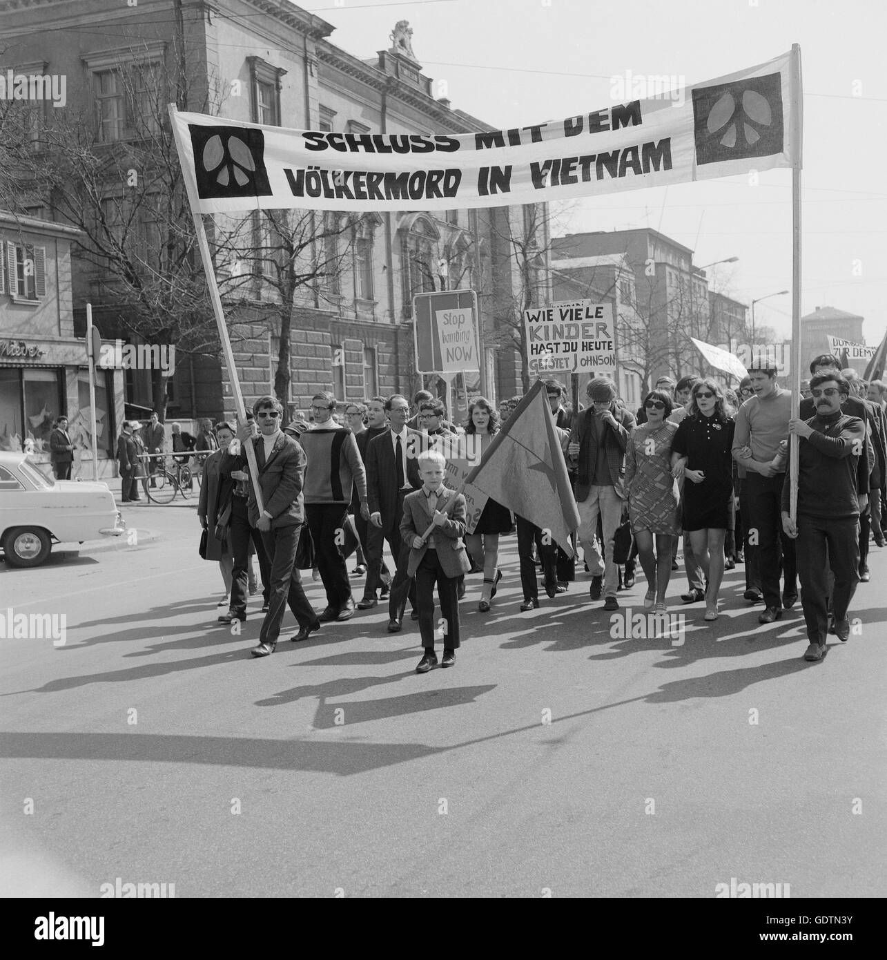 Protestation contre la guerre du Vietnam à Augsbourg, 1966 Banque D'Images