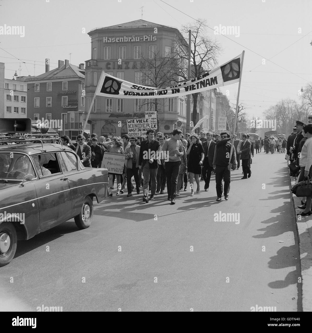 Protestation contre la guerre du Vietnam à Augsbourg, 1966 Banque D'Images