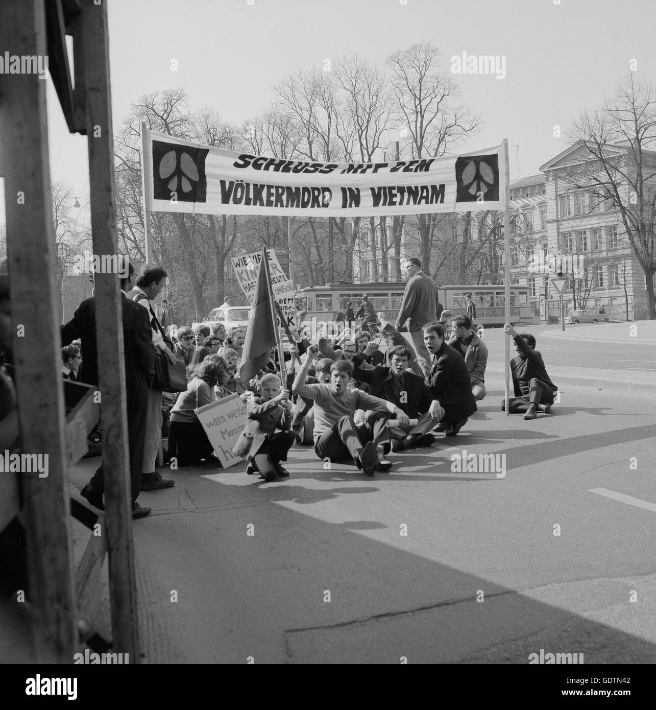 Protestation contre la guerre du Vietnam à Augsbourg, 1966 Banque D'Images