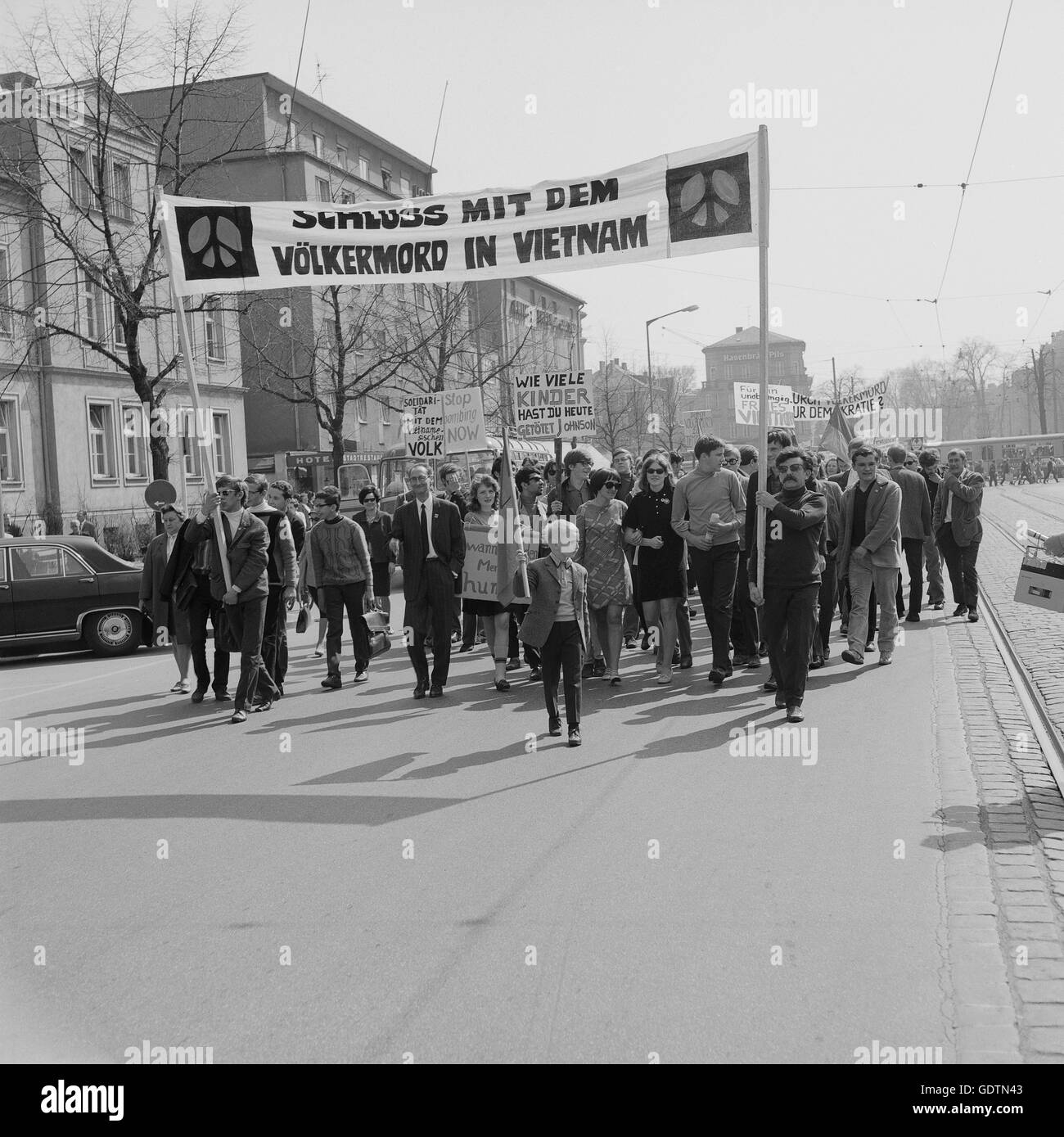 Protestation contre la guerre du Vietnam à Augsbourg, 1966 Banque D'Images