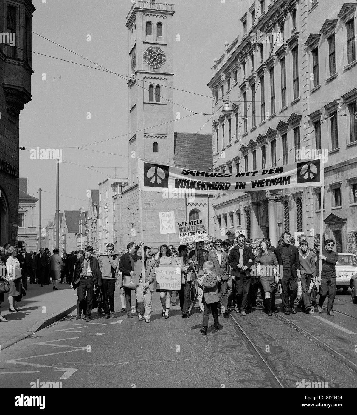 Protestation contre la guerre du Vietnam à Augsbourg, 1966 Banque D'Images