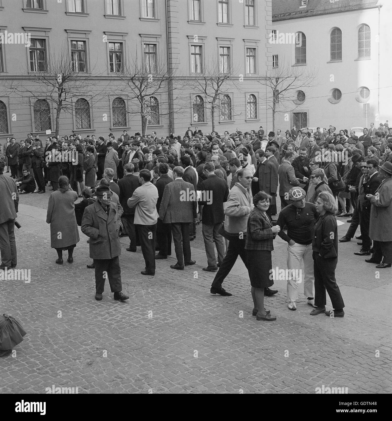 Protestation contre la guerre du Vietnam à Augsbourg, 1966 Banque D'Images